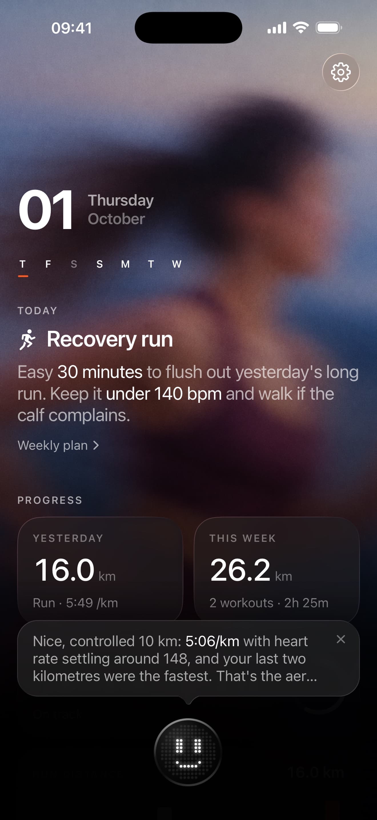 Keep Playing's home screen: today's recovery run, yesterday's 16 km and a note from the coach